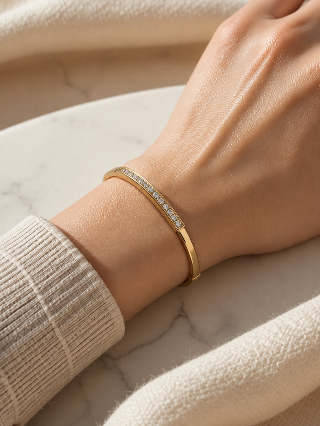 Solitaire Eternity Bar Gold-Bangle