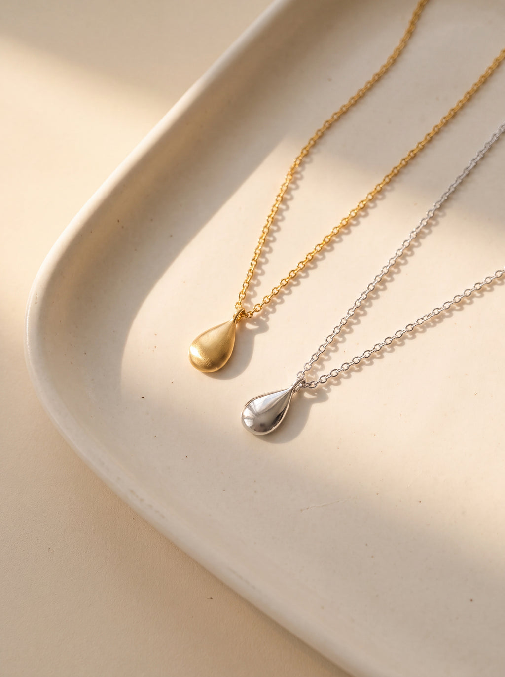 Drop pendant with chain