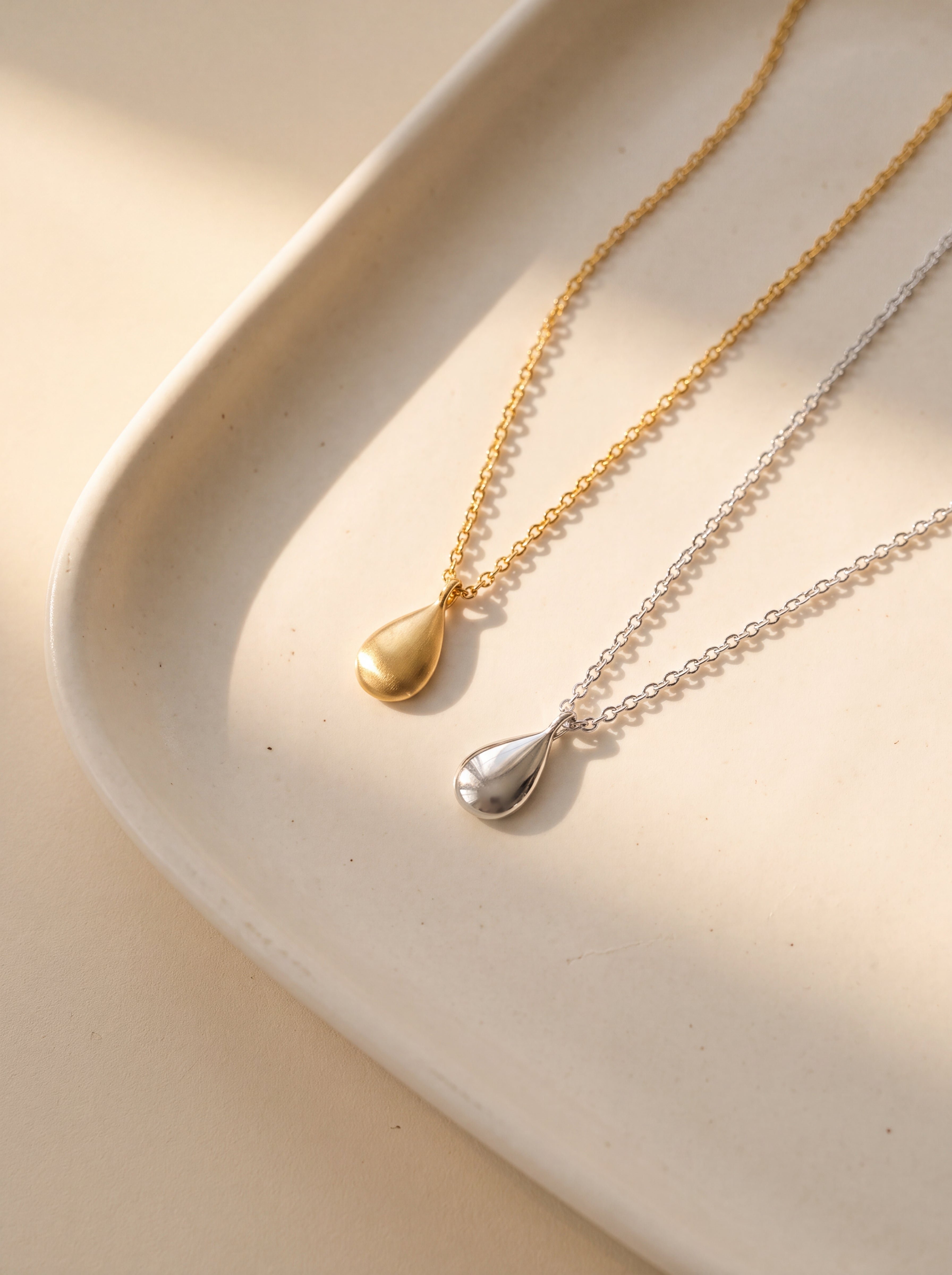 Drop pendant with chain
