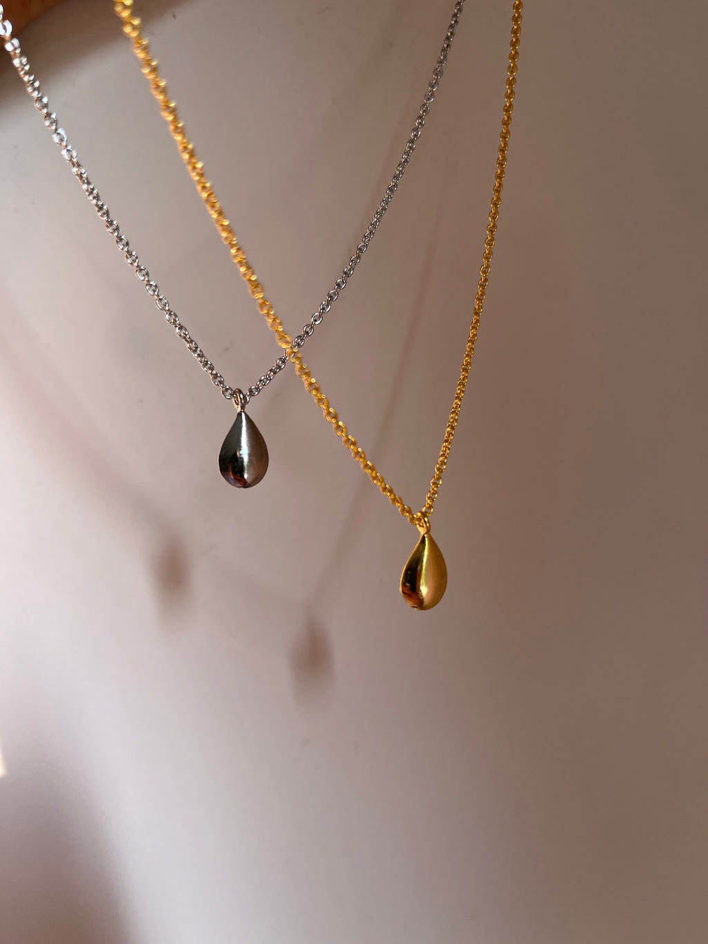Drop pendant with chain